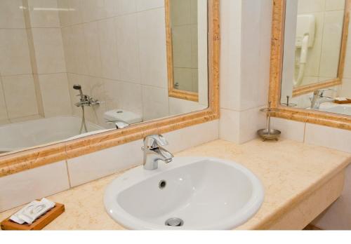 Double Room with Spa Bath image 2