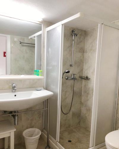 Quadruple Room image 7