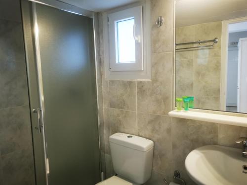 Quadruple Room image 6