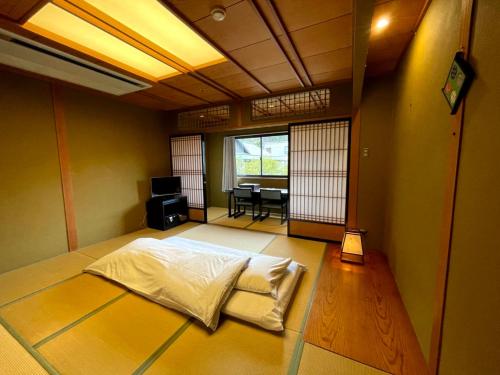 Japanese-Style Room with 8 Tatami-Matress with Shared Bathroom