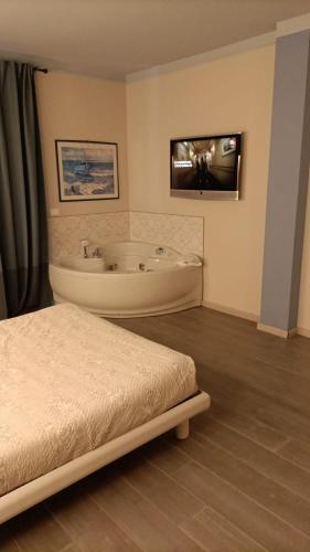 1 queen bed, 2 twin beds, 1 sofa bed