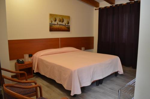 Double or Twin Room image 9