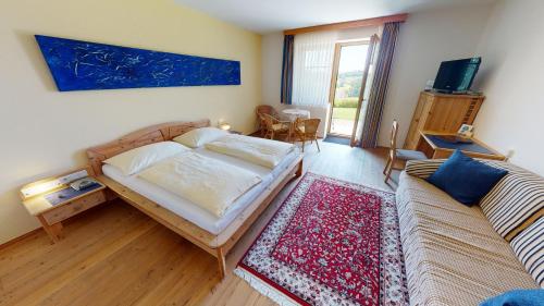 1 king bed, 2 sofa beds