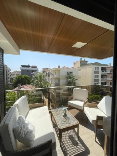 Central Apartment near Sea with Balcony in Karsiyaka, Izmir