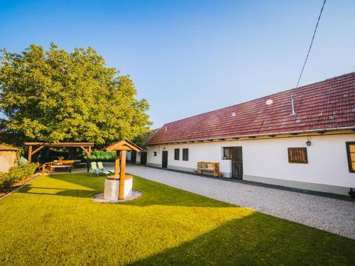 Buitenkant, A MI KISHÁZUNK vendégház (A MI KISHAZUNK vendeghaz) in Dunaszentmiklos