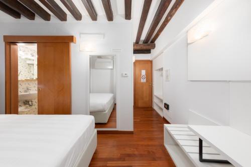 Economy Double Room image 3