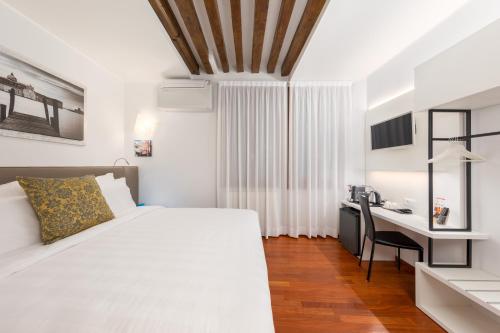 Double or Twin Room image 3