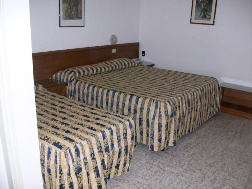 3 twin beds