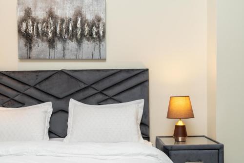 Luxury Hotel Apartment with Balcony - Mall of Emirates - image 11