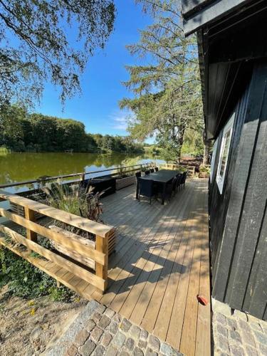 Hyggelig sommerhus. med udsigt, til vand fra senge