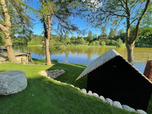 Hyggelig sommerhus. med udsigt, til vand fra senge