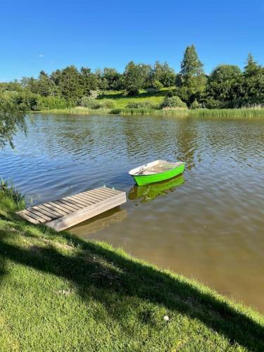 Hyggelig sommerhus. med udsigt, til vand fra senge