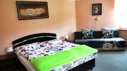1 queen bed, 1 sofa bed