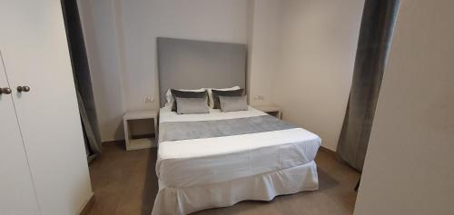 Balmes 1-6 pax + terrace very close to the Central Market - image 8