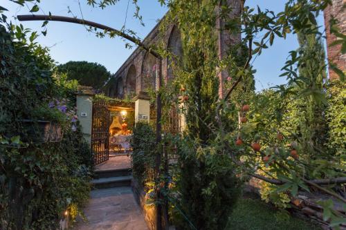 La Dimora dei Conti, Indulge in a Country Farmhouse Apartment with Jacuzzi Facing the Town! gîte à louer Guamo