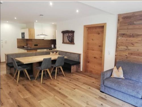 2 bedrooms, 6 beds