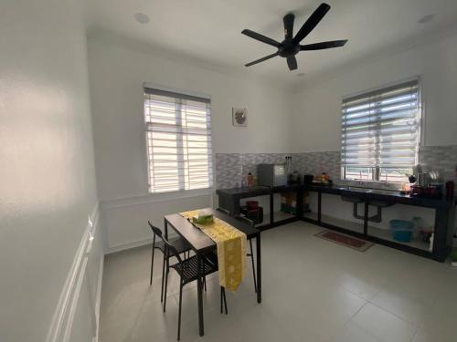 Casa de 130 m2 amb 3 habitació i 2 bany privat a Pantai Cahaya Bulan (PCB) (ADDA Guest House, Pantai Cahaya Bulan, Kota Bharu ) in Kota Bharu
