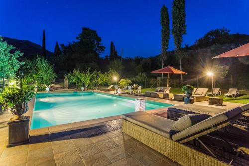 Le Bicocche Farmhouse: Country Stone Villa with Pool in Camaiore between Lucca & Beaches of Versilia in Montemagno
