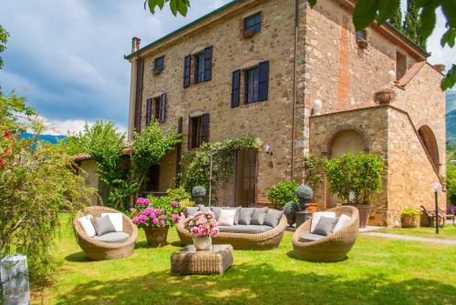  Le Bicocche Farmhouse: Country Stone Villa with Pool in Camaiore between Lucca & Beaches of Versilia in Montemagno