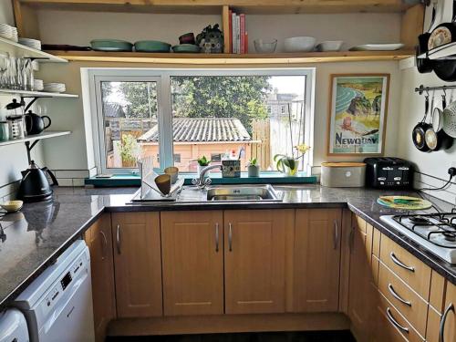 Central townhouse with parking - minutes from the beach