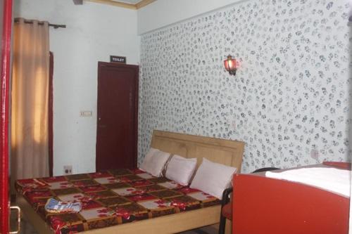 J C Guest House By WB Inn