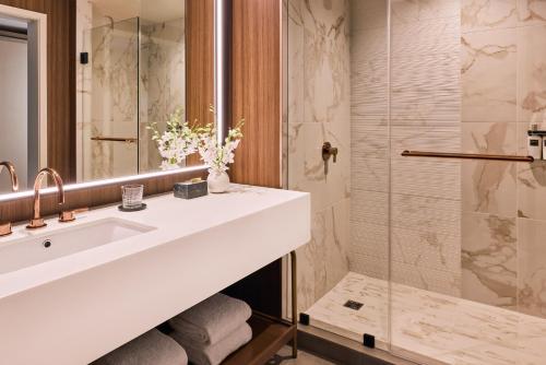 Accessible Deluxe Patron Room 1 King Bed