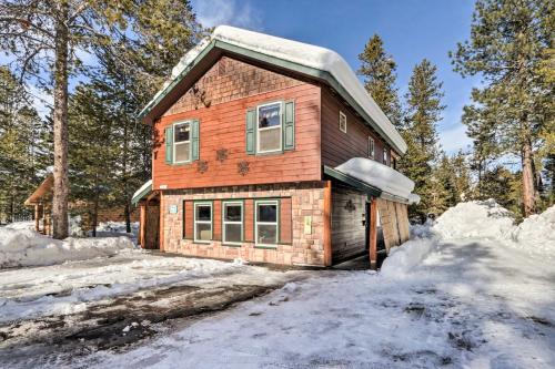 Cabin w/ AC, Hot Tub, Deck, Oversized Parking