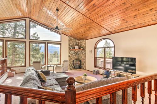 Woodland Park Hideaway with Mtn Views and Hot Tub