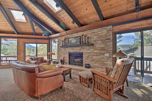 Cozy Grand Woodland Cabin with Mountain Views in Pine Mountain Club (CA)