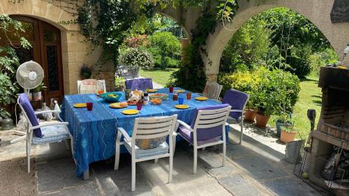 Luxury family villa in the heart of Gascony. Large pool & gorgeous view in Tourdun