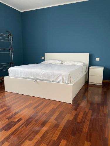 BICOCCA APARTMENT - Tap to explore photos