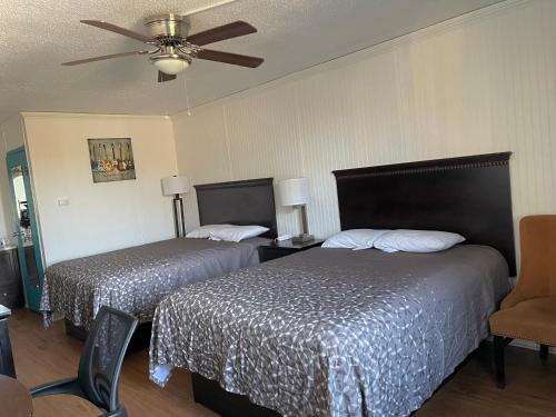 2 queen beds