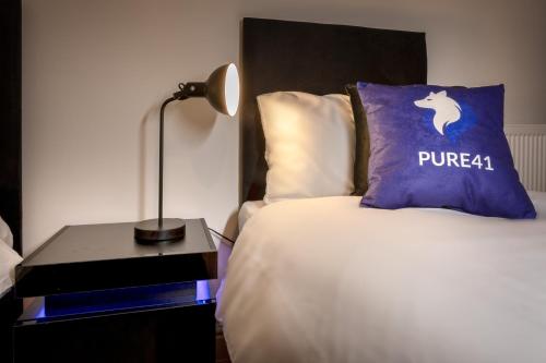 Experience Bliss Accommodation - 2 Bed Apt - Central - Parking - Contractors - Leisure - Ensuite - W