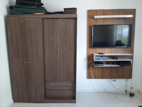 Quarto com cama de casal ao lado da Ópera de Arame