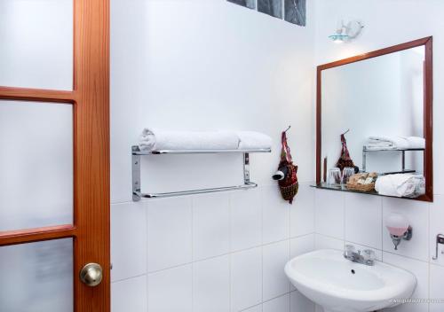 Standard Double Room image 2