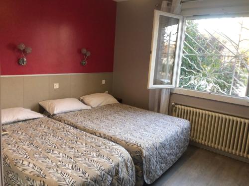 1 double bed, 1 twin bed