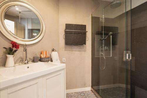 Two-Bedroom Apartment with Balcony (city views) image 3