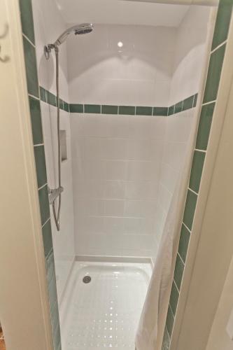 Badkamer, Hôtel de la Place (Hotel de la Place) in Mézel