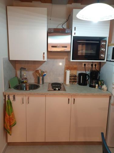 Kitchen, Kis Haz Apartman in Zalacsany