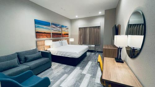 Days Inn & Suites by Wyndham Greater Tomball