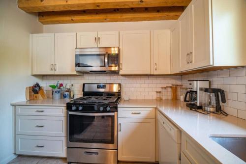 Diego Getaway- Courtyard - 3BR & Office in Santa Fe, USA