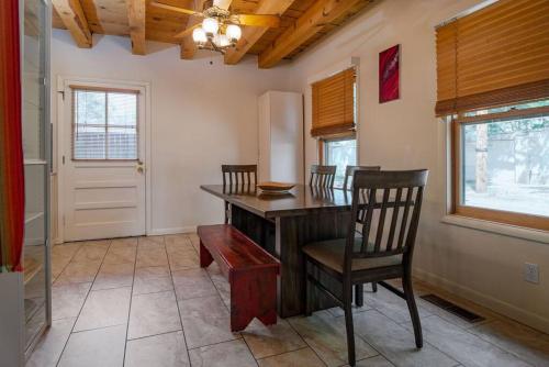 Diego Getaway- Courtyard - 3BR & Office in Santa Fe, USA