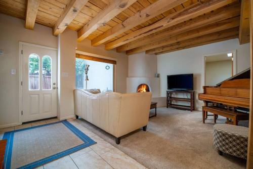 Diego Getaway- Courtyard - 3BR & Office in Santa Fe, USA