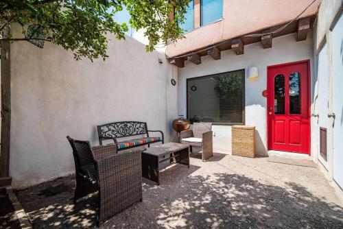 Diego Getaway- Courtyard - 3BR & Office in Santa Fe, USA