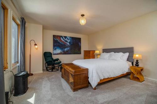 Diego Getaway- Courtyard - 3BR & Office in Santa Fe, USA