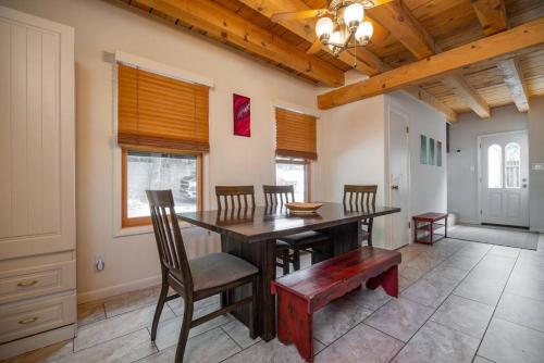 Diego Getaway- Courtyard - 3BR & Office in Santa Fe, USA
