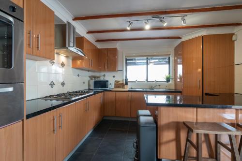 COASTAL LIVING WITH A VIEW / LAKE ILLAWARRA