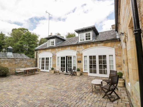 Зовнішній вигляд готелю, Cloncaird Castle Estate Cottages in Мейбоул