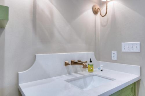 One-Bedroom Apartment image 2
