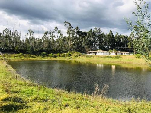 Casa de campo al lado del lago de nuestra finca organica
